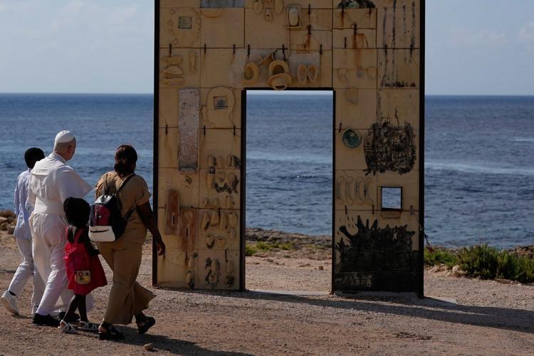 Pope marks July 4 by praying in Lampedusa for migrants who died seeking freedom and prosperity