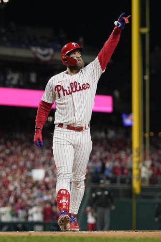 Harper, Phillies tie World Series mark with 5 HR, top Astros