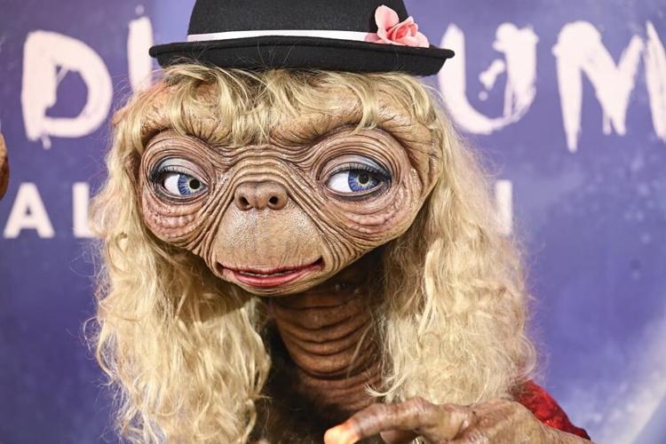 Heidi Klum and Janelle Ѵǲá wear elaborate E.T. costumes for their Halloween parties