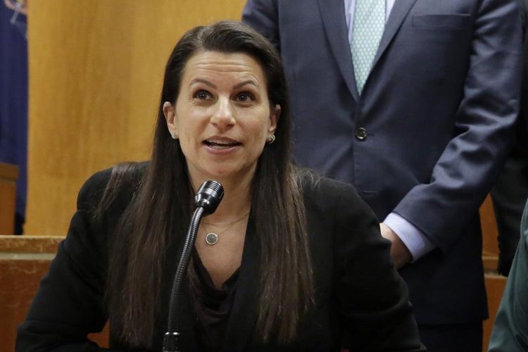 Former Manhattan prosecutor to represent suspect in killing of UnitedHealthcare’s CEO