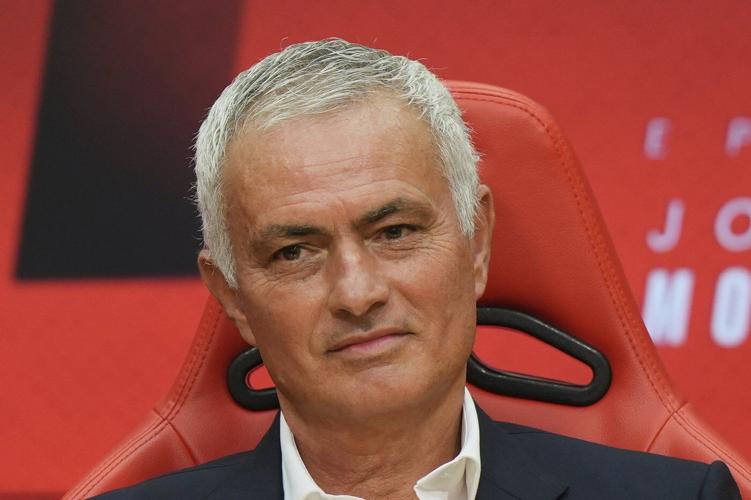 Mourinho enjoys return to Portugal as Benfica wins in his first game