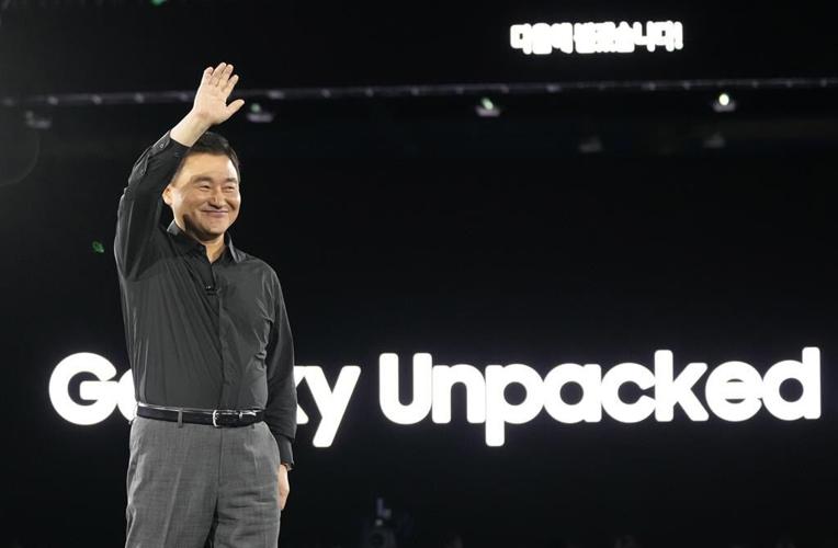 Samsung unveils foldable smartphones in a bet on devices with bending screens