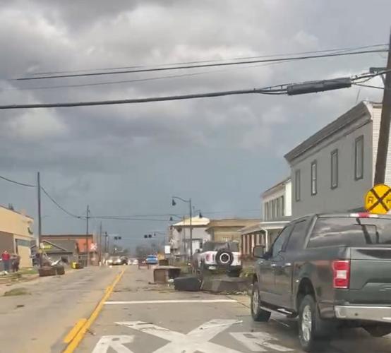 Powerful winds and reported tornadoes rip through the Midwest, leaving heavy damage but no deaths