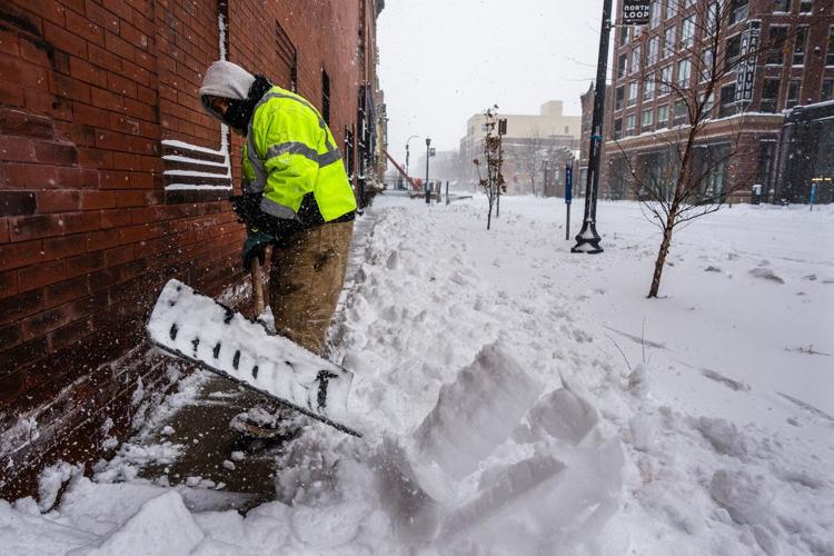 Snow and wind hit Eastern US and Midwest, blocking roads and grounding more than 2,000 flights