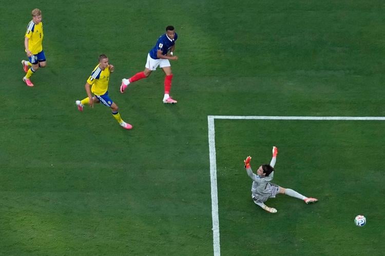Mbappé scores twice to tie Messi for World Cup lead with 6 goals, France beats Sweden 3-0