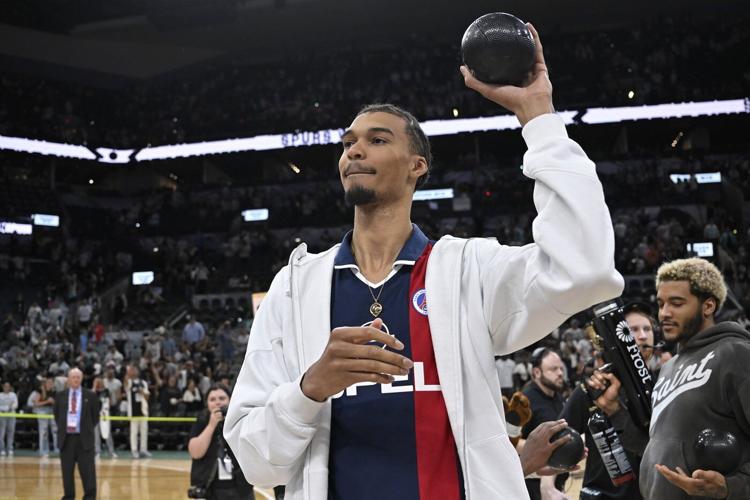 Spurs rally from a 22-point deficit to beat the Raptors 125-118