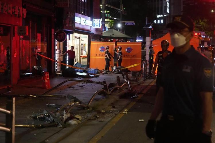 Driver whose car struck pedestrians in South Korea will face accidental homicide investigation