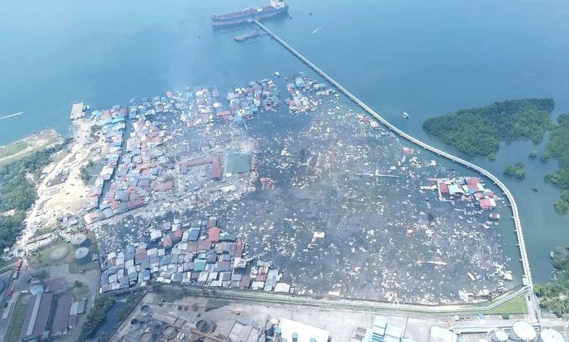 Fire destroys 1,000 homes in a Malaysian coastal village on Borneo Island