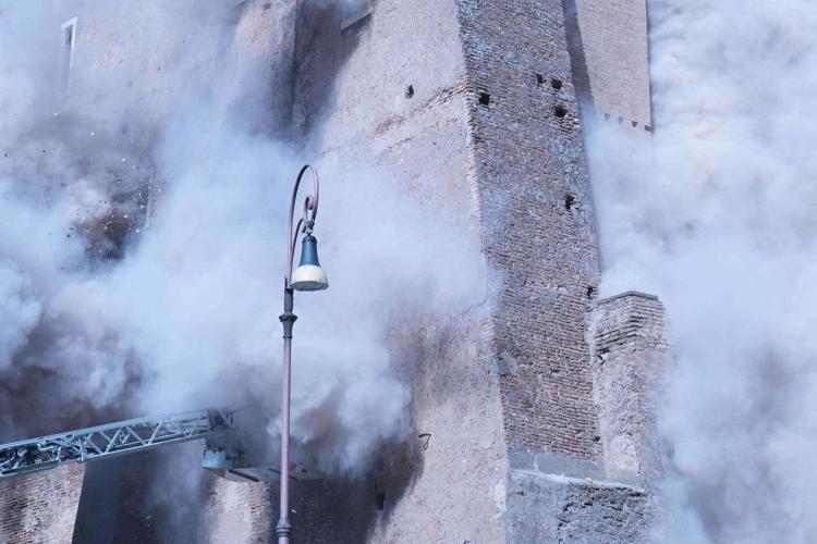 A Rome medieval tower partially collapses, badly injuring a worker and trapping another