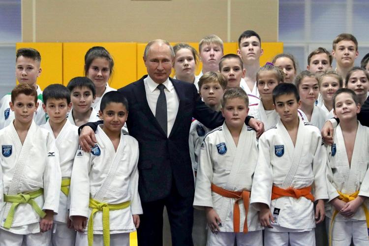 Russia faces a shrinking and aging population and tries restrictive laws to combat it