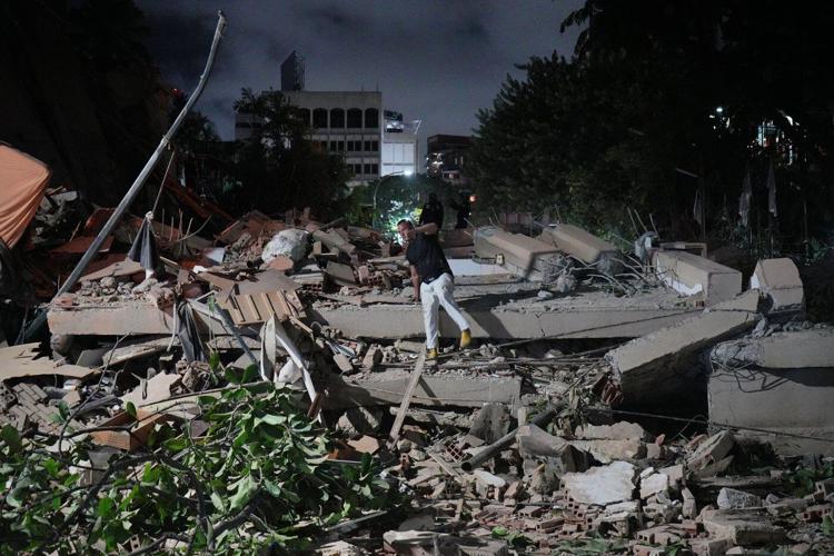 Twin earthquakes strike Venezuela, in photos