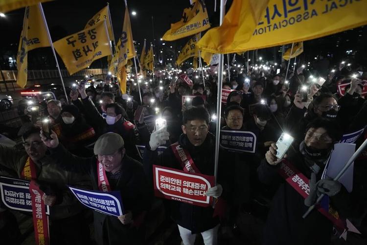 South Korean doctors rally against government plans to increase the number of medical students