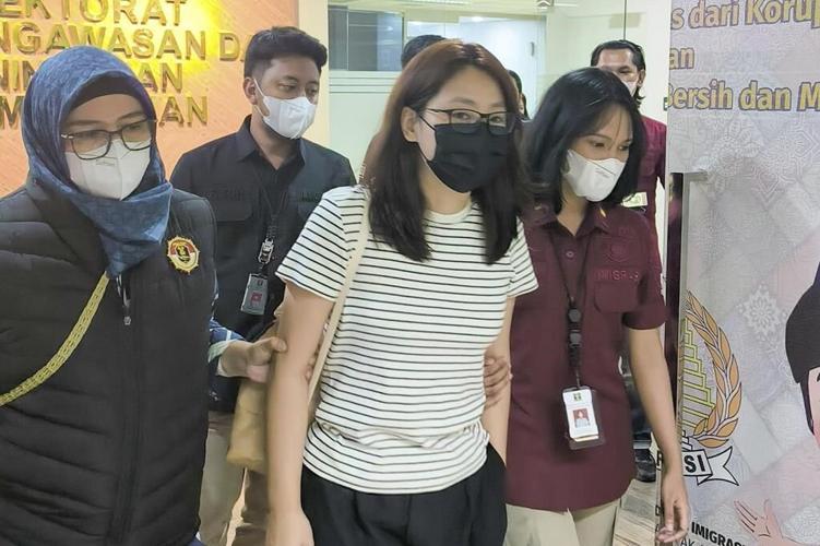 Indonesia deports an ex-Philippine town mayor accused in Manila of cybercrimes