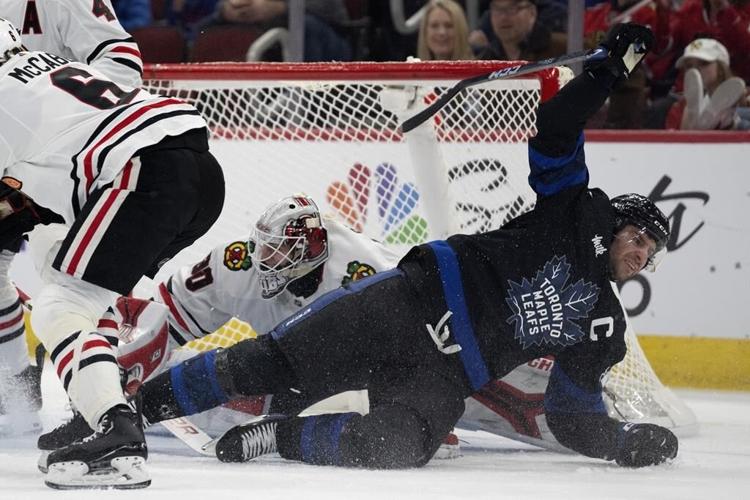 Kane nets hat trick, Blackhawks beat Leafs 5-3