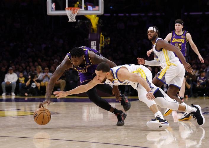 Warriors' Kerr, Lakers' Redick host basketball team from Pacific Palisades high school hurt by fire