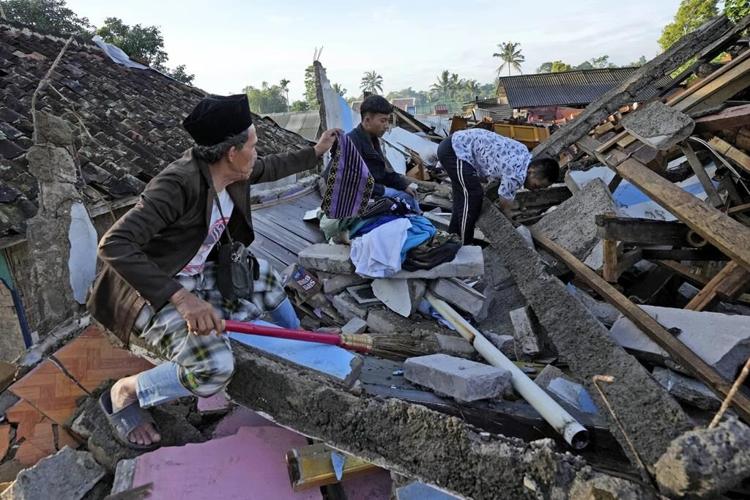 Indonesian rescuers focus on landslide as quake toll rises