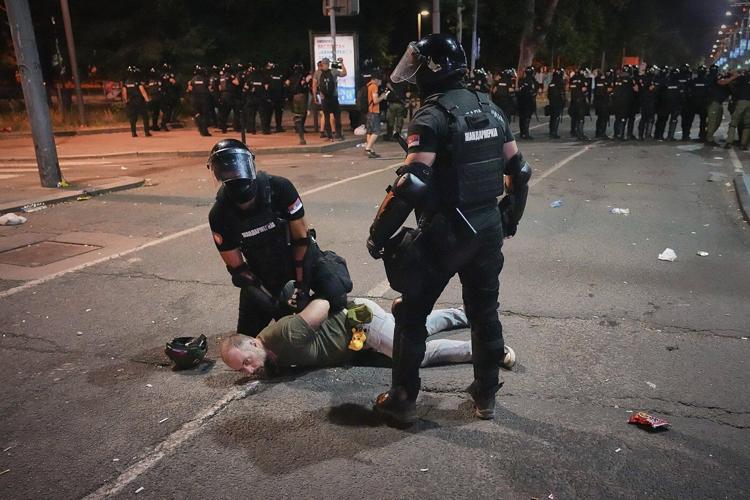 Photos of Serbian protesters demanding early elections clash with riot police