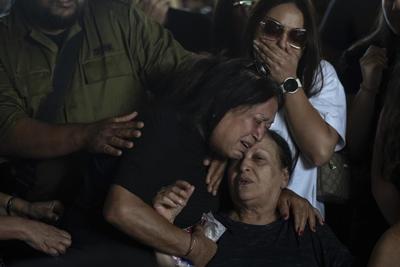 Hundreds mourn as Israeli family of 5 that was slain together is laid to rest