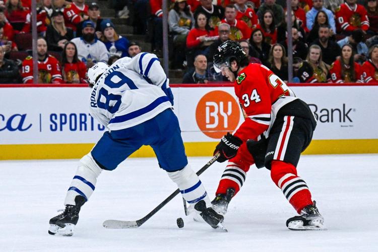 Dach scores late in third period to give Blackhawks a 3-2 win over slumping Maple Leafs