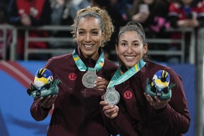 ɫֱs claim silver medal after losing to Brazil in Elite 16 beach volleyball