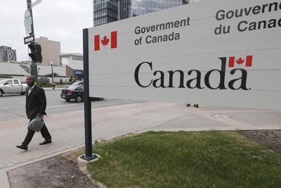 Two men who lost fingers crossing into Canada become ºÚÁϳԹÏÍø citizens