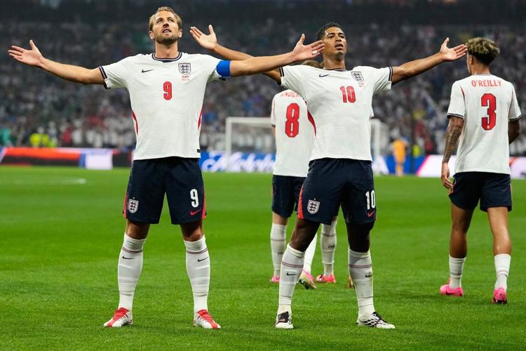 England hands Mexico its first World Cup loss at Estadio Azteca, winning 3-2 to reach quarterfinals