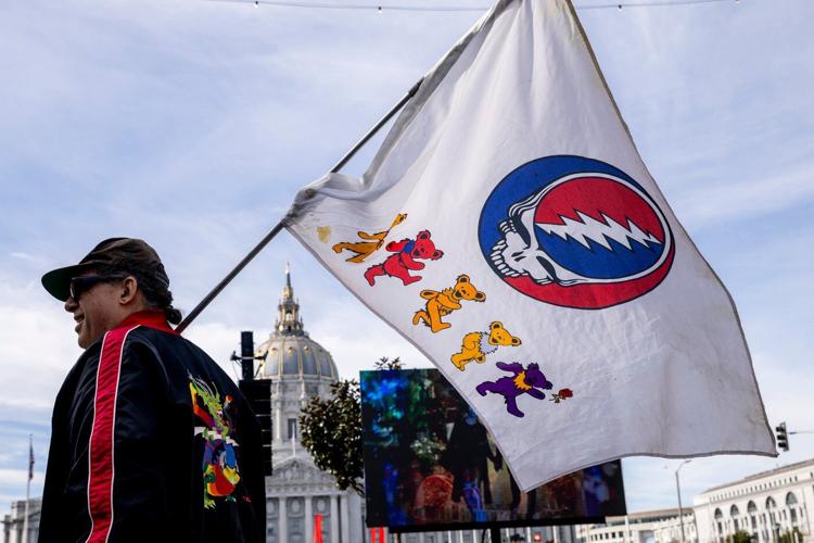 Thousands of fans celebrate life of legendary Grateful Dead guitarist Bob Weir in San Francisco