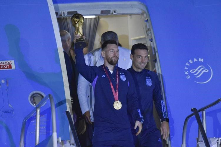 Huge crowds welcome Argentina team after World Cup victory
