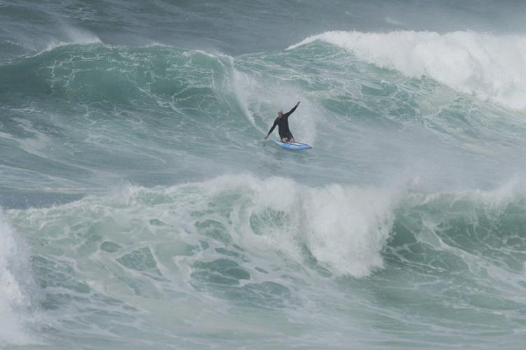 High waves cause damage on Sydney waterfront