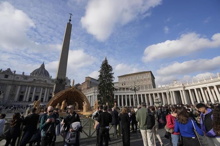 Wealth of tribute comes for Benedict, who desired simplicity
