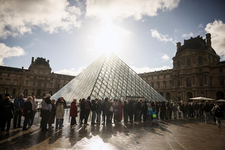 A timeline of the jewel heist at the Louvre in Paris