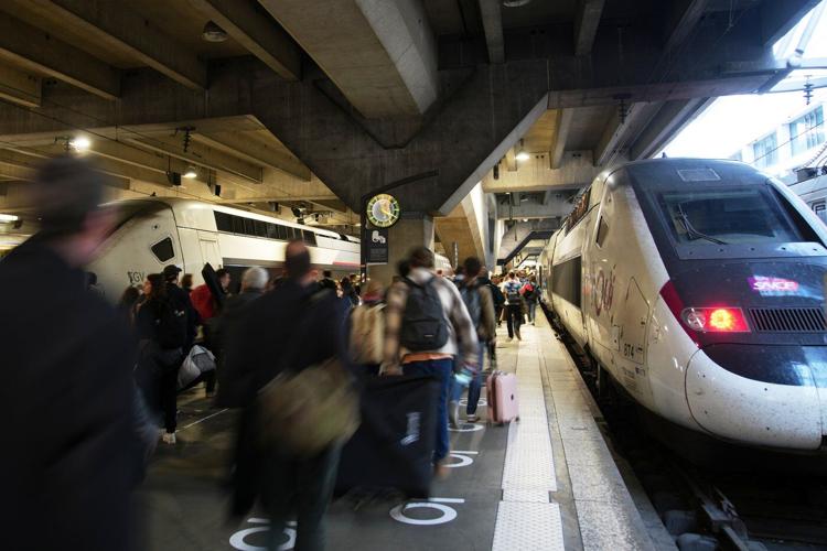 Police in Paris wound knife-wielding man at Montparnasse train station