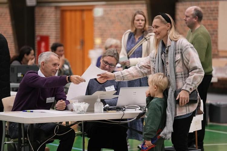 Danish elections could pave way for a center government .