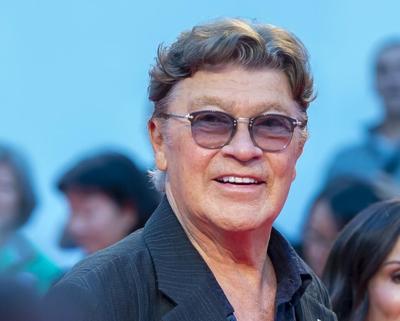 Même dans la mort, Robbie Robertson soutient une communauté autochtone où il a grandi