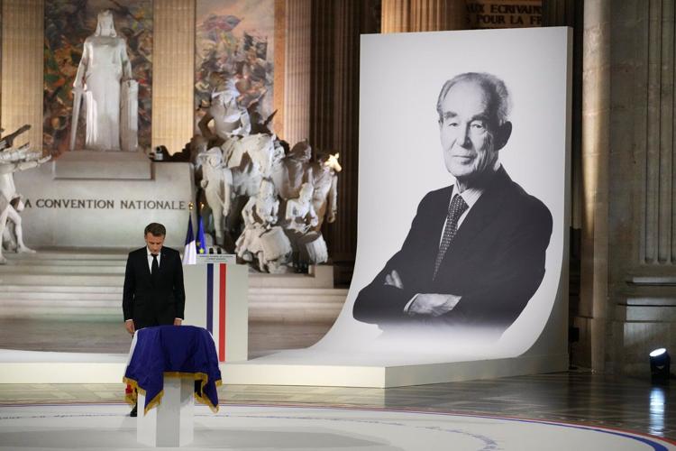Tomb of former French Justice Minister Badinter defaced with graffiti before Panthéon ceremony