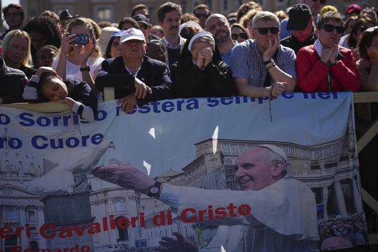 PHOTO COLLECTION: Vatican Pope Funeral Mourners
