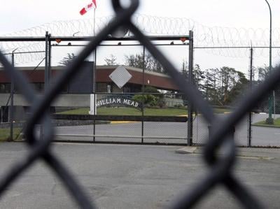 Murderer who reportedly kissed prison manager allowed to return to minimum security