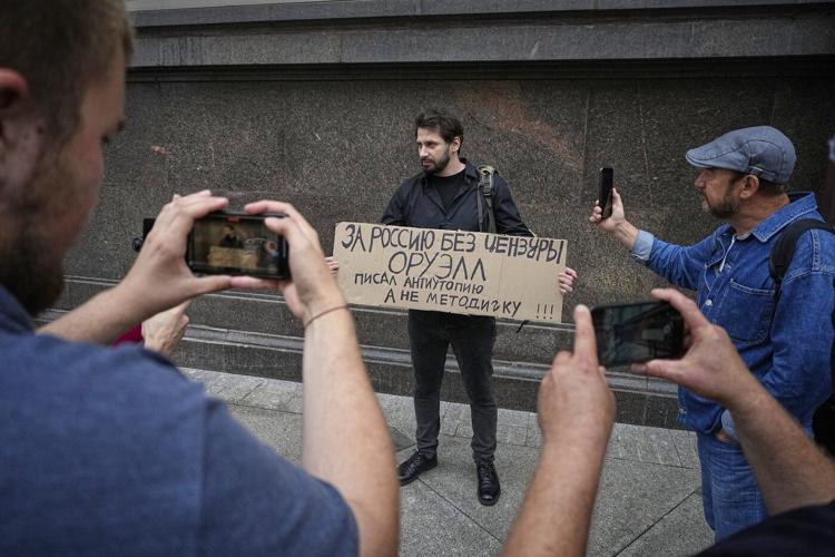 How Russia reins in the internet by blocking websites and isolating it from the rest of the world