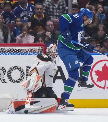 Joshua scores twice as Canucks claw out 3-2 win over slumping Ducks