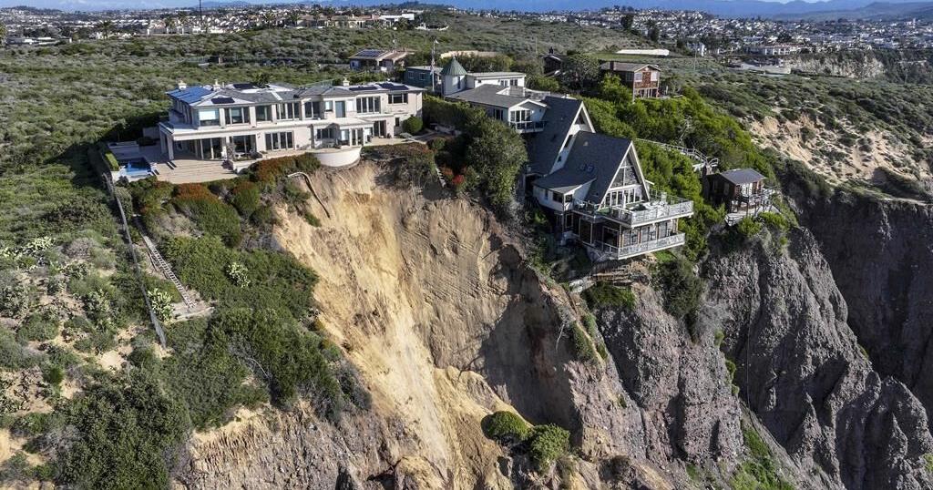 Massive landslide on coastal bluff leaves Southern California mansion ...