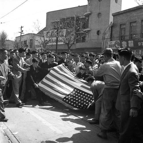 Hal Buell, who led AP's photo operations from darkroom era into the digital age, dies at 92
