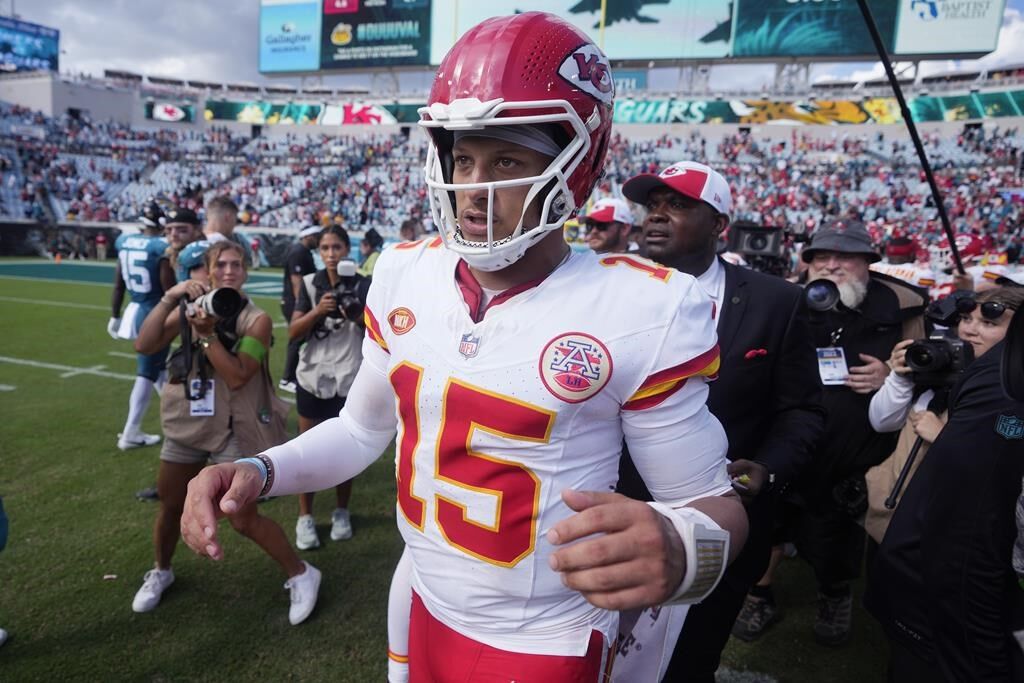 Chiefs and Patrick Mahomes agree to restructured deal to include big pay  raise, AP source says