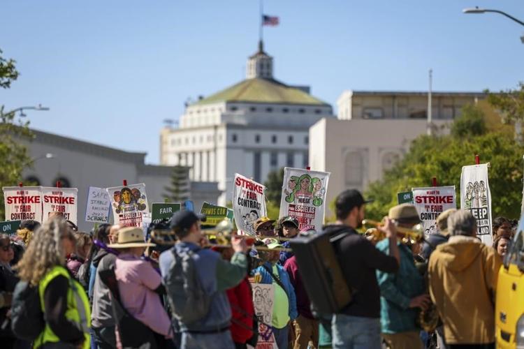 Oakland students to return to class after district, striking teachers reach deal