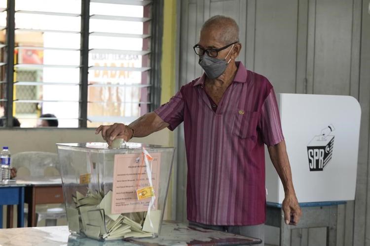 Malaysians vote in elections as old party, reformers clash