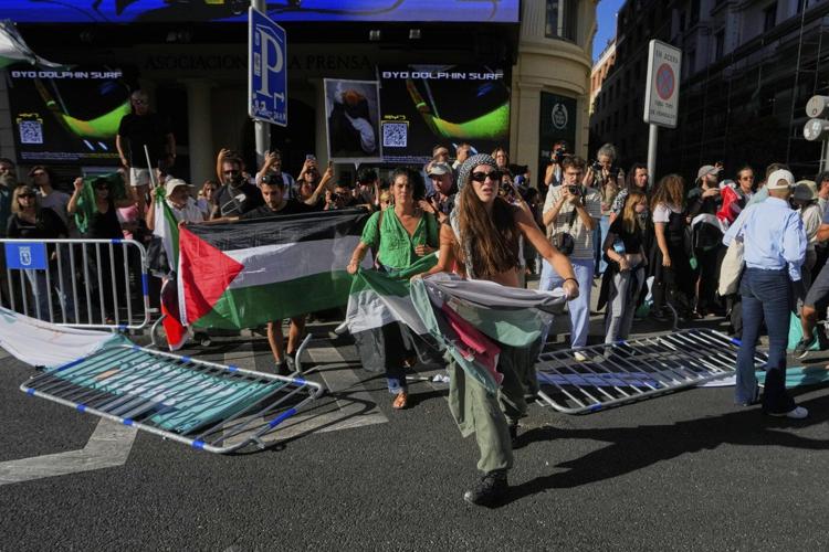 Final stage of Spanish Vuelta cycling race interrupted by pro-Palestinian protesters