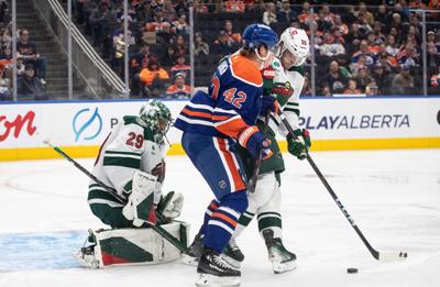 Fleury shrugs off early mishap to help Wild win in his 1,000th career start