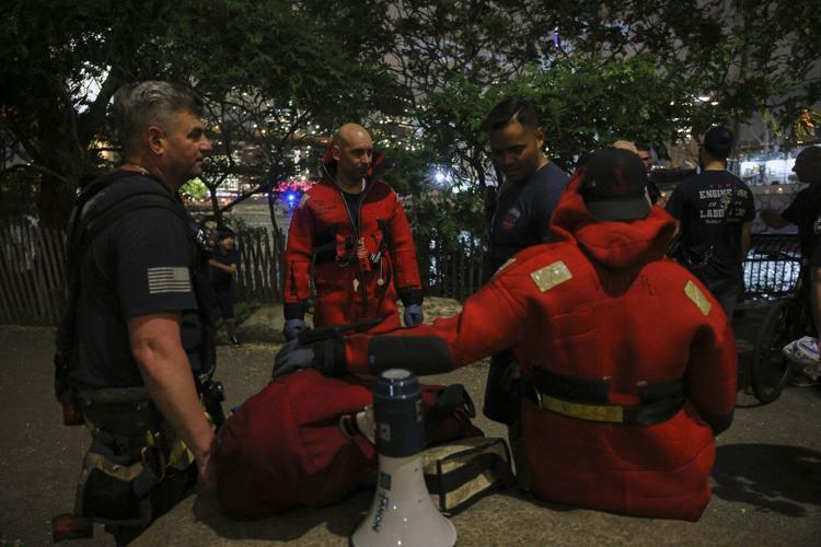 AP PHOTOS: Mexican tall ship strikes Brooklyn Bridge, snapping masts and killing 2 crew members