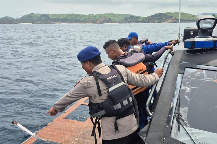 Indonesian rescuers search for Spanish family after boat sinks near Komodo Island