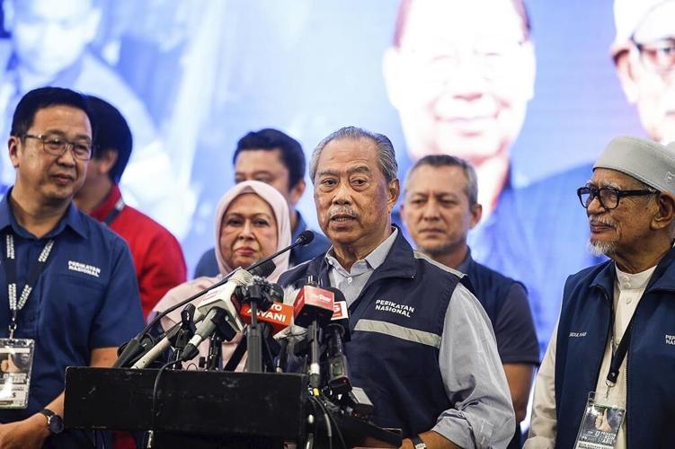 Two rival blocs race to form Malaysia's next government