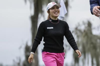 Lydia Ko shares lead in LPGA opener, Canada's Henderson three shots back